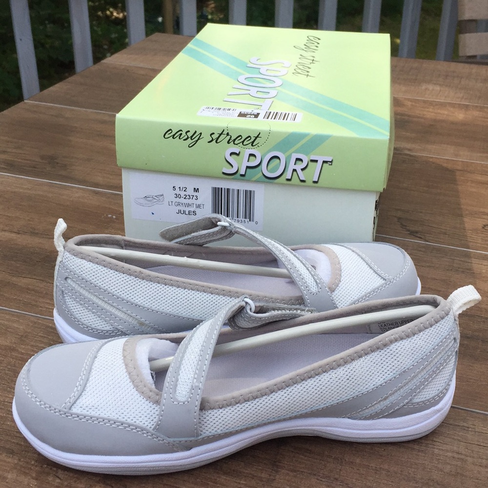 Easy Street 5.5 Jules slip on sneakers